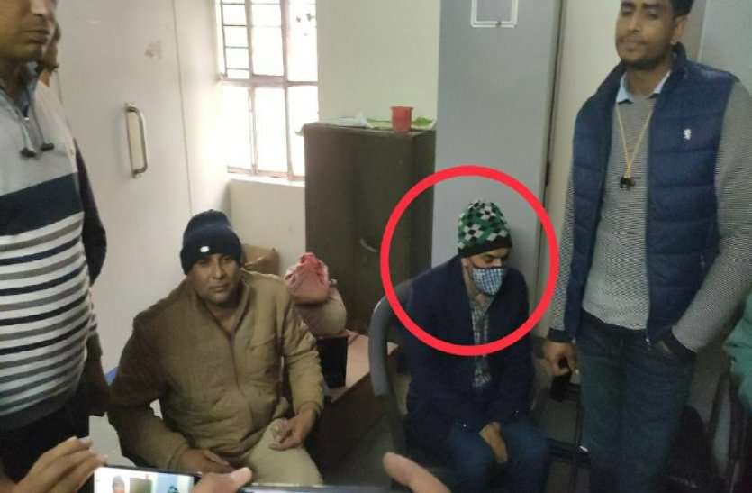 ACB Team Arrest Rajasthan Police DSP Sapat Khan While Taking Bribe ACB की बड़ी कार्रवाई, राजस्थान पुलिस के DSP सपात खान को 3 लाख की रिश्वत लेते रंगे हाथों गिरफ्तार किया