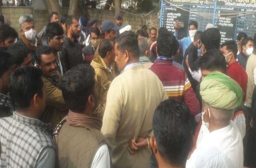 ई-टेण्डरिंग के आवेदन के दौरान सरपंचों व ठेकेदारों के बीच मचा बवाल ई-टेण्डरिंग के आवेदन के दौरान सरपंचों व ठेकेदारों के बीच मचा बवाल