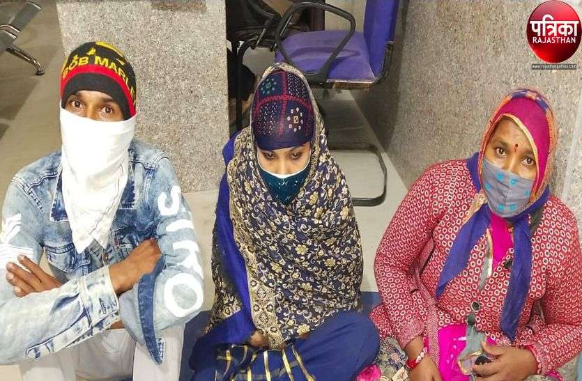 नकली नोट चलाने कार से बाजार पहुंचे, व्यापारियों ने पकड़ा, मां, पुत्र व पुत्री गिरफ्तार नकली नोट चलाने कार से बाजार पहुंचे, व्यापारियों ने पकड़ा, मां, पुत्र व पुत्री गिरफ्तार