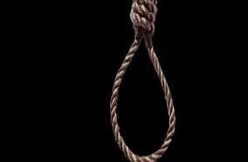 तीन महीने की मासूम बेटी की हत्या कर फांसी पर झूली मां, अकेला रह गया दो साल का बेटा बड़ी खबर: तीन महीने की मासूम बेटी की हत्या कर फांसी पर झूली मां
