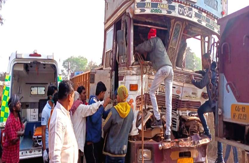 बालोद: तेज रफ्तार डंपर की बाइक से भिड़ंत, तीन की मौके पर मौत, दो घायल, ग्रामीणों ने किया चक्काजाम बालोद: तेज रफ्तार डंपर की बाइक से भिड़ंत, तीन की मौके पर मौत, दो घायल, ग्रामीणों ने किया चक्काजाम