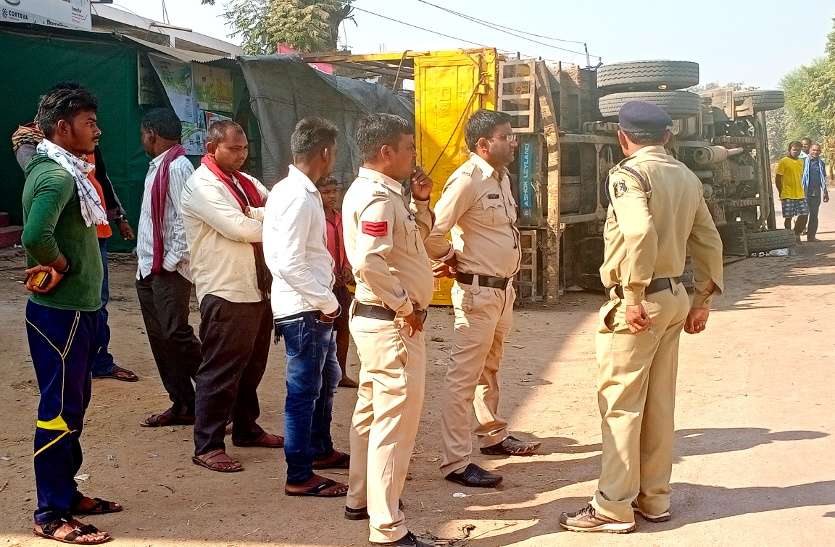 बालोद: तेज रफ्तार डंपर की बाइक से भिड़ंत, तीन की मौके पर मौत, दो घायल, ग्रामीणों ने किया चक्काजाम