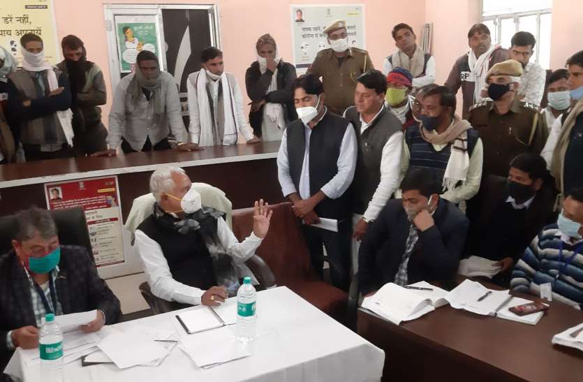 उद्योग मंत्री ने अधिकारियों से कहा- बहानेबाजी नहीं चलेगी उद्योग मंत्री ने अधिकारियों से कहा- बहानेबाजी नहीं चलेगी