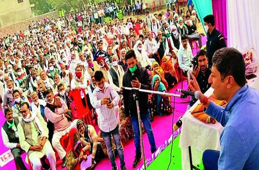 गरीबों के साथ छलावा कर रही केंद्र सरकार-बोहरा गरीबों के साथ छलावा कर रही केंद्र सरकार-बोहरा