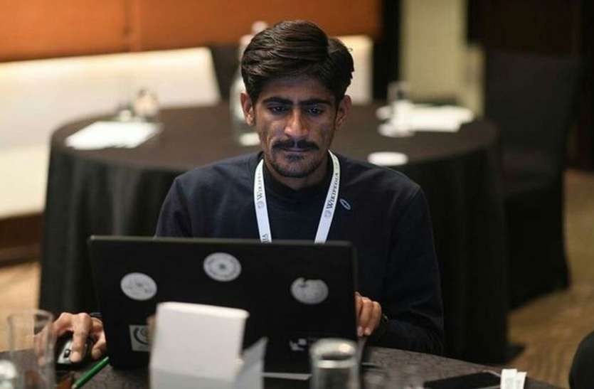 कारपेंटर राजू ने ‘की-पैड’ फोन से बना दिए विकिपीडिया हिंदी के 1800 पेज कारपेंटर राजू ने ‘की-पैड’ फोन से बना दिए विकिपीडिया हिंदी के 1800 पेज