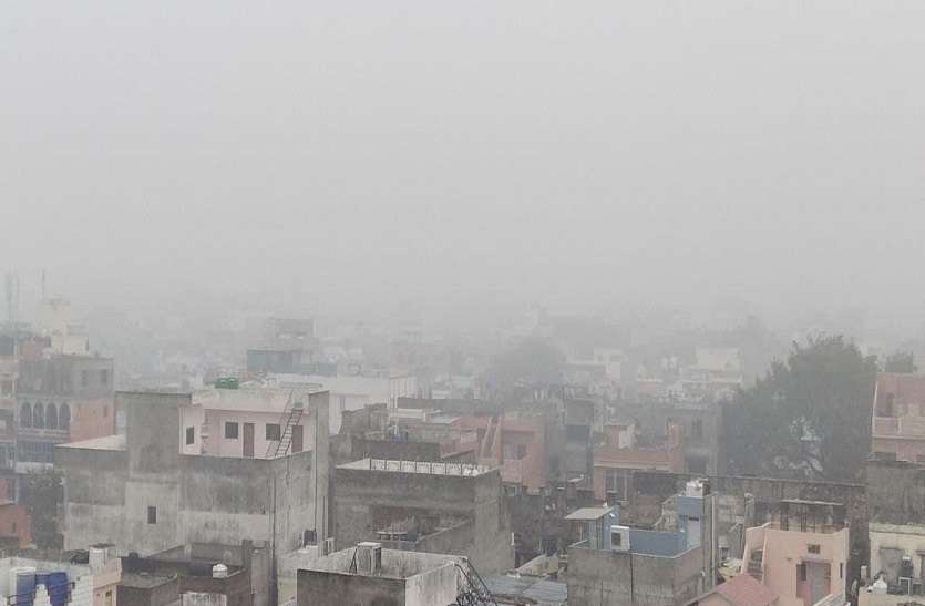 शीतलहर का पलटवार: एक ही रात में छह डिग्री गिरा माउंट आबू का तापमान, पारा माइनस 3.4 डिग्री शीतलहर का पलटवार: एक ही रात में छह डिग्री गिरा माउंट आबू का तापमान, पारा माइनस 3.4 डिग्री
