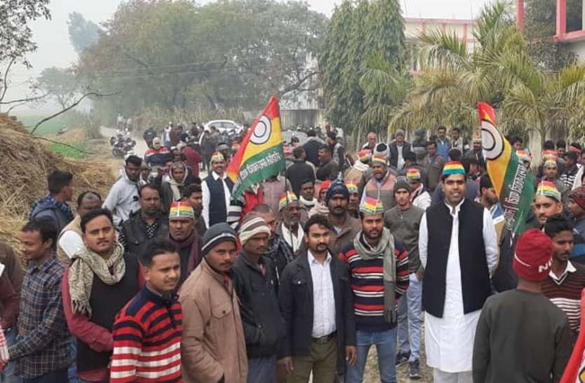azamgarh news योगी सरकार के खिलाफ सड़क पर उतरी प्रसपा, लगाया गंभीर आरोप