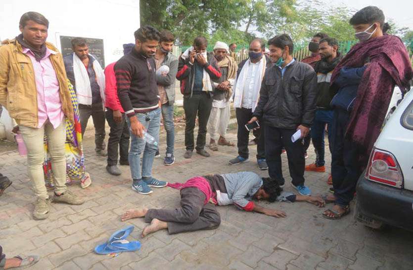 अस्पताल में नही है गार्ड, प्रसूता का पर्स चोरी कर ले जा रहे युवक को पकड़ा अस्पताल में नही है गार्ड, प्रसूता का पर्स चोरी कर ले जा रहे युवक को पकड़ा
