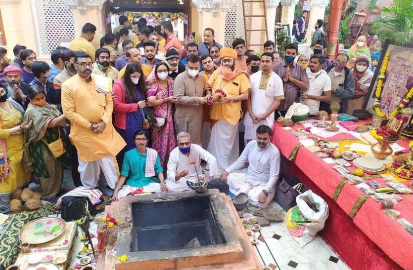 SURAT NEWS DAYRI: सजा अन्नकूट, मना पाटोत्सव SURAT NEWS DAYRI: सजा अन्नकूट, मना पाटोत्सव