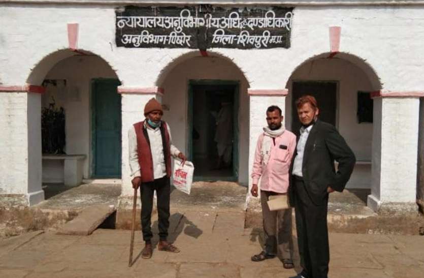 अपनी ही जमीन में लगे सागौन के पेड़ काटने की अनुमति के लिए परेशान किसान अपनी ही जमीन में लगे सागौन के पेड़ काटने की अनुमति के लिए परेशान किसान