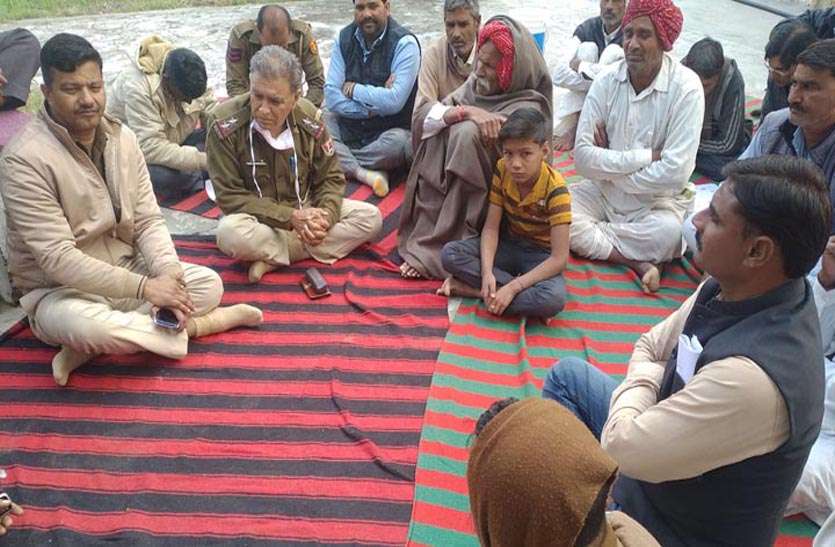 ग्रामीणों ने किया अनशन स्थिगित, पुलिस ने मांगा एक माह का समय ग्रामीणों ने किया अनशन स्थिगित, पुलिस ने मांगा एक माह का समय