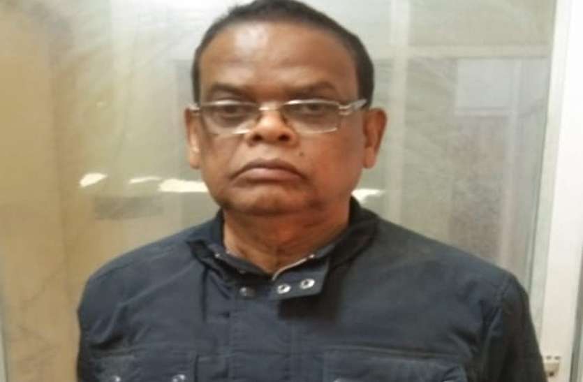 नौकरी में रहते अपर कलक्टर ने किया ऐसा काम, रिटायरमेंट के बाद हुए गिरफ्तार, भेजा गया जेल नौकरी में रहते अपर कलक्टर ने किया ऐसा काम, रिटायरमेंट के बाद हुए गिरफ्तार, भेजा गया जेल