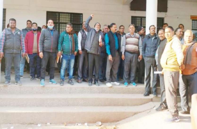 2_1.jpg लेखपाल ने रुपए लेकर कराया अतिक्रमण, सांसद ने लिया एक्शन तो लामबंद हो गए तहसीलदार