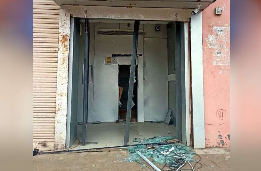 ATM Robbery Attempt In Sadulpur Churu जीप से रस्सी बांधकर एटीएम को उखाड़ा, हवाई फायर करने पर भागे आरोपी