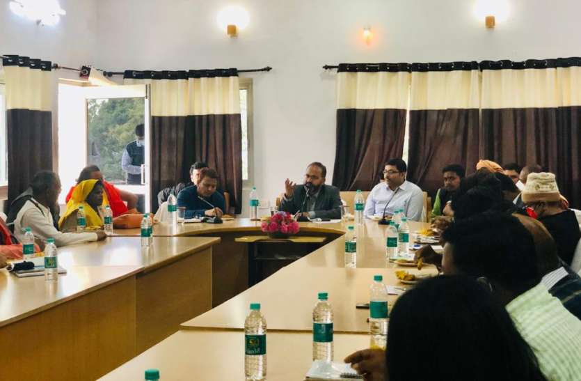 Narmada Mahotsav: Collector deliberated on organizing the festival wit नर्मदा महोत्सव: साधु संतों और स्थानीय जनप्रतिनिधियों से महोत्सव के आयोजन पर कलेक्टर ने किया विचार-विमर्श