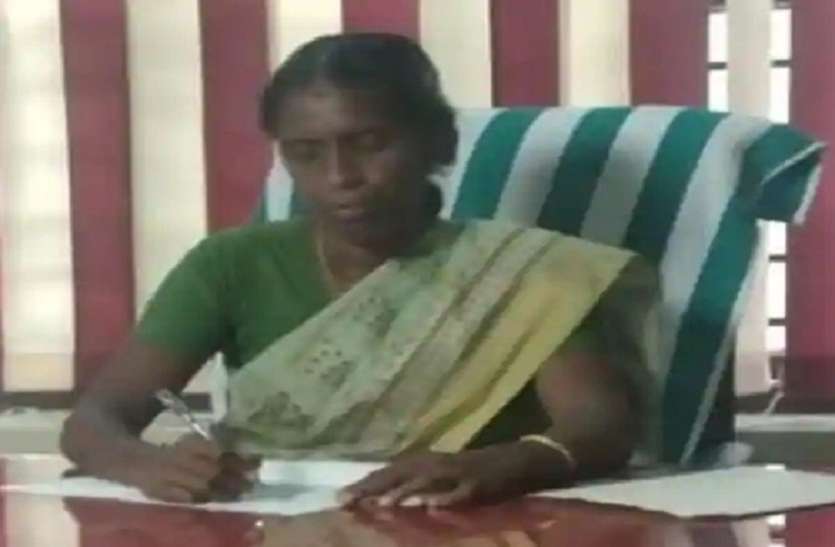 Kerala जिस दफ्तर में १० साल तक झाडू लगाया, कुर्सी साफ की, वहीं बन गई सरपंच Kerala जिस दफ्तर में १० साल तक झाडू लगाया, कुर्सी साफ की, वहीं बन गई सरपंच