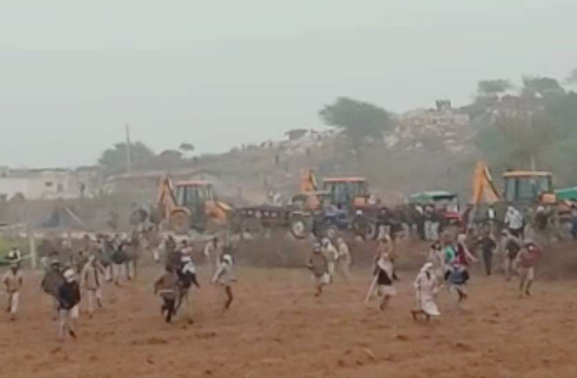 stones during encroachment removal in bharatpur वन विभाग की भूमि पर अतिक्रमण हटाने के दौरान पथराव, पुलिस ने चलाए आंसू गैस के गोले