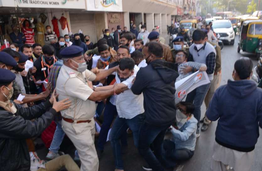बेरोजगारी के मुद्दे पर जलाई अंकतालिका बेरोजगारी के मुद्दे पर जलाई अंकतालिका