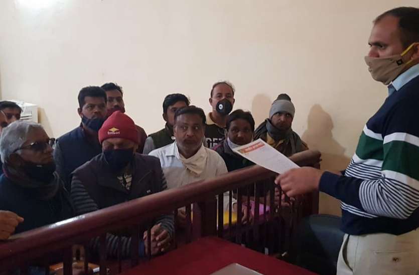 मतदाता सूचियों में जोड़े जा रहे गलत नामों को हटाने की मांग मतदाता सूचियों में जोड़े जा रहे गलत नामों को हटाने की मांग