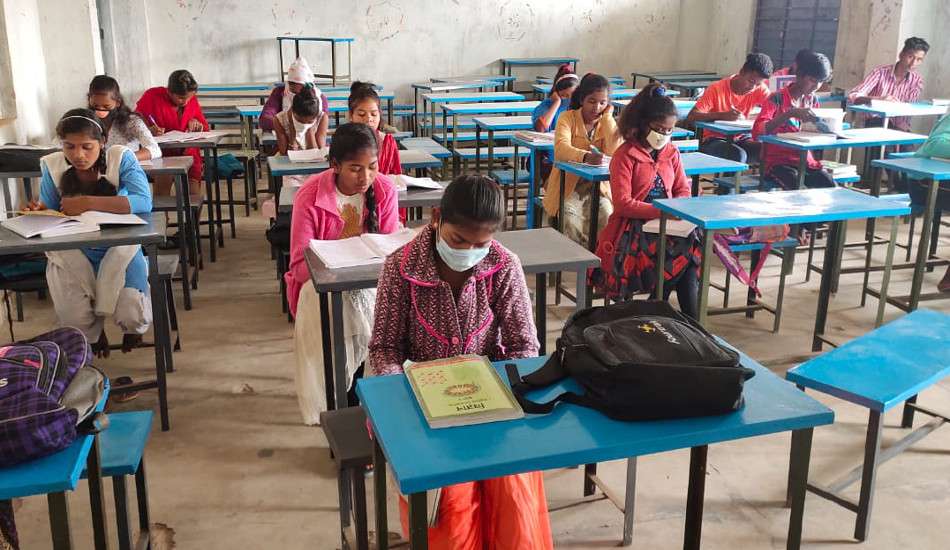 सरकार की ओर से अब तक कोई आदेश नहीं, इधर कोरोना नियमों को ठेंगा दिखाकर स्कूल में लग रहीं कक्षाएं