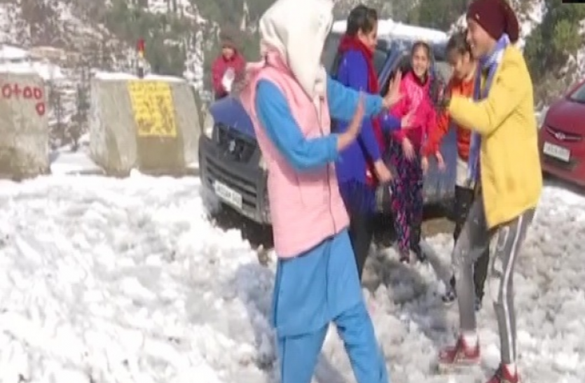 snowfall देश के पहाड़ी इलाकों में बर्फवारी जारी, जम्मू-कश्मीर और दिल्ली के लिए अलर्ट जारी