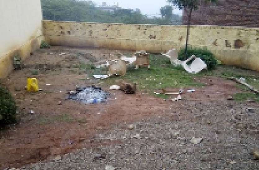 लोगों ने वन कर्मियों से मारपीट की लोगों ने वन कर्मियों से मारपीट की