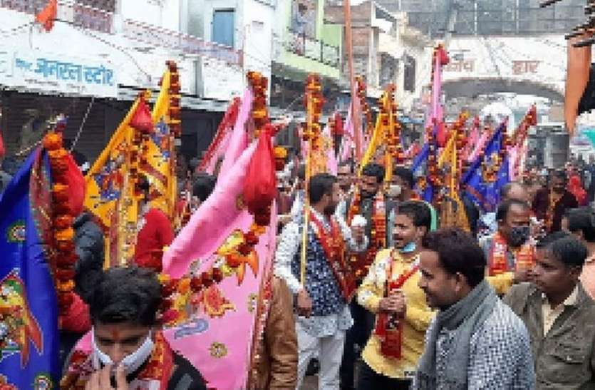 रिमझिम बरसात में रवाना हुए पदयात्री रिमझिम बरसात में रवाना हुए पदयात्री