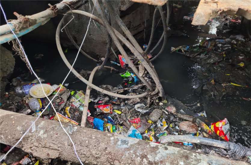 NPA had laid water pipeline between the drains, contaminated water reaches homes due to leakage नपा ने नालियों के बीच से बिछा दी थी पानी पाइप लाइन, लीकेज होने पर घरों तक पहुंचता है दूषित पानी