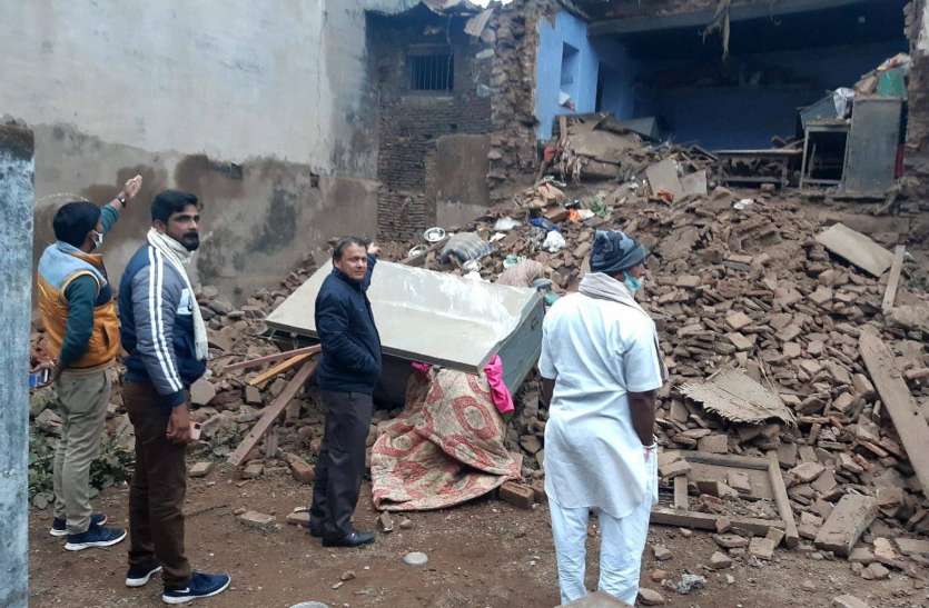 शहर में गिरा जर्जर भवन, बाल बाल बचे परिवार के लोग शहर में गिरा जर्जर भवन, बाल बाल बचे परिवार के लोग