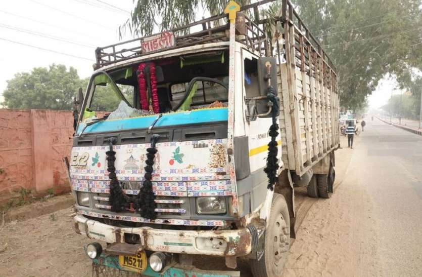 गाड़ी आगे लगाकर ट्रक रोका, चालक व परिचालक को बंधक बनाकर 20 लाख रुपए लूटे गाड़ी आगे लगाकर ट्रक रोका, चालक व परिचालक को बंधक बनाकर 20 लाख रुपए लूटे