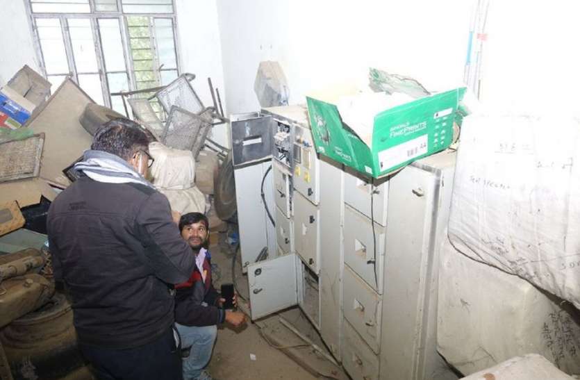 सीएमएचओ कार्यालय के बिजली कक्ष में लगी आग, कर्मचारियों ने तुरंत मिट्टी डाल किया काबू सीएमएचओ कार्यालय के बिजली कक्ष में लगी आग, कर्मचारियों ने तुरंत मिट्टी डाल किया काबू