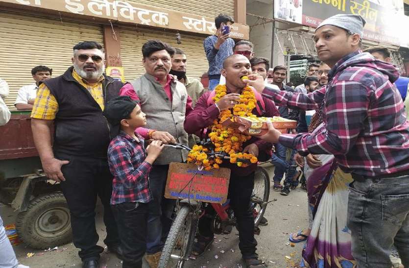 Courage: साइकल से 1500 किमी यात्रा कर लौटा अभिषेक, दर्शन करने की थी चाह Courage: साइकल से 1500 किमी यात्रा कर लौटा अभिषेक, दर्शन करने की थी चाह
