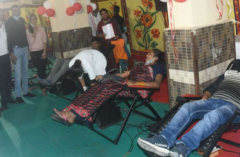 BLOOD DONATION CAMP: कोरोना काल में 453 यूनिट रक्त संग्रहित BLOOD DONATION CAMP: कोरोना काल में 453 यूनिट रक्त संग्रहित