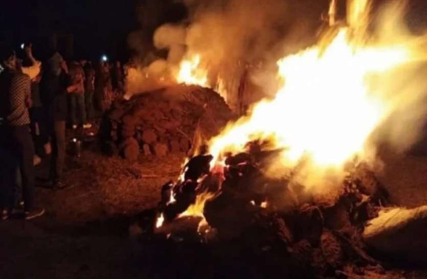 bulandshahr.jpg एक साथ पांच चिताएं जलती देख हर आंख हुई नम, किसी भी घर में नहीं जला चूल्हा