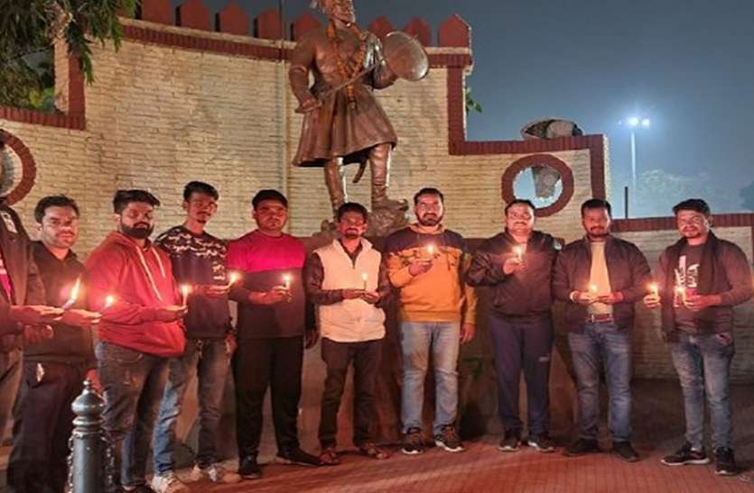 आंदोलन के दौरान मृत किसानों को श्रद्धांजलि अर्पित करते यूथ कांग्रेस कार्यकर्ता आंदोलन के दौरान मृत किसानों को यूथ कांग्रेस ने दी श्रद्धांजलि