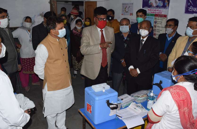 Mock drill of Kovid vaccine at three places, MP and collector also saw the process तीन जगहों पर हुआ कोविड वैक्सीन का मॉक ड्रिल, सांसद व कलक्टर ने भी देखी प्रक्रिया