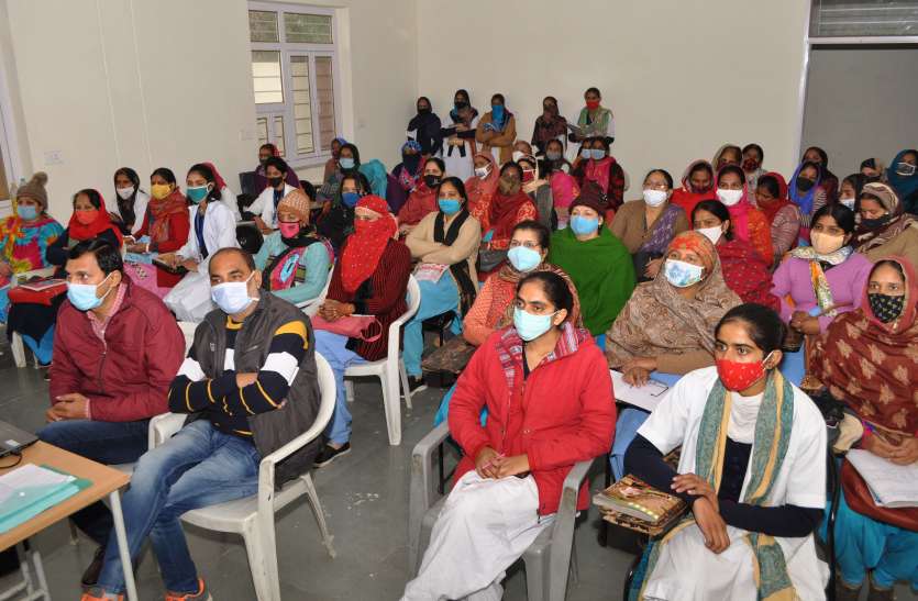 राष्ट्रीय पल्स पोलियो अभियान के तहत आयोजित प्रशिक्षण वार्षिकोत्सव में प्रतिभाओं का किया सम्मान