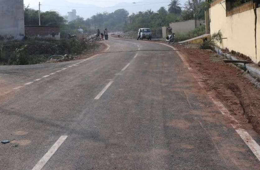 फूटा तालाब में नगर निगम उदयपुर ने बनाई सड़क। फूटा तालाब में 2005 में सडक़ निर्माण की स्वीकृति निरस्त की थी
