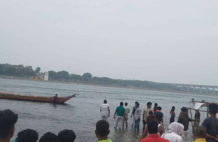 Boat overturned in Narmada after colliding with bridge bridge in Omkareshwar बांध की टरबाइन चलने से नर्मदा का बहाव था तेज, धार में आई नाव का बिगड़ा संतुलन, पुल के पिलर से टकराई और पलट गई