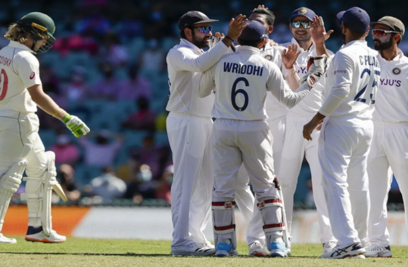 india_vs_australia.png सिडनी टेस्ट : 197 रनों की बढ़त के साथ ऑस्ट्रेलिया की पकड़ मजबूत, लाबुशेन-स्मिथ ने संभाला मोर्चा
