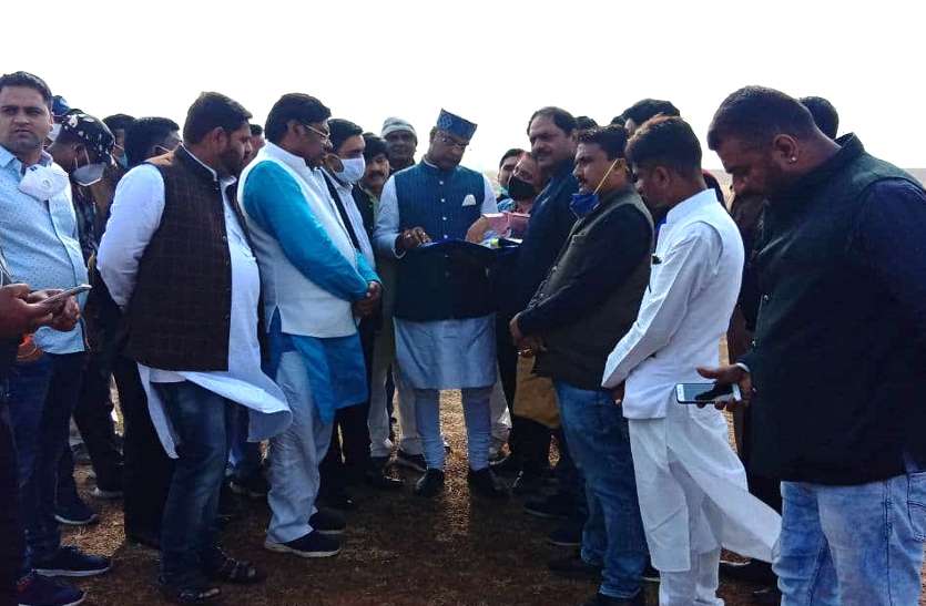 For the Katni Medical College, the medical education minister reached the spot and saw the land, observed the document. कटनी मेडिकल कॉलेज के लिए 25 एकड़ जमीन आवंटित