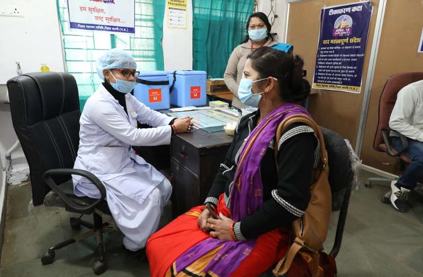 Medical staff performing tests during dry run in the district hospital. वैक्सीनेशन से पहले रिहर्सल