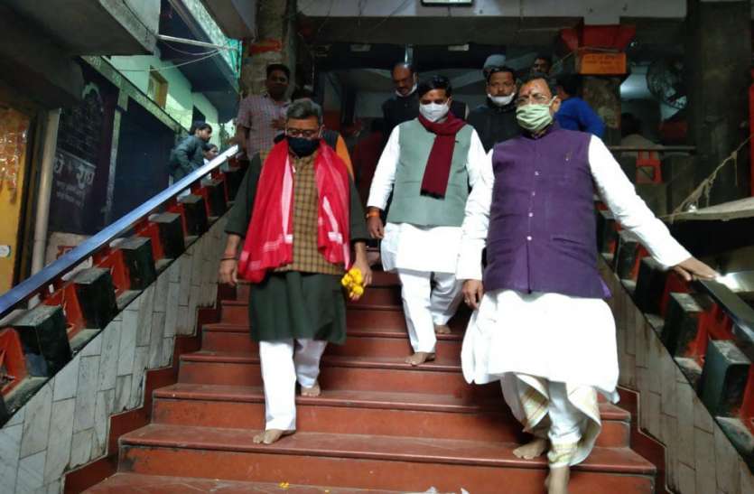 mirzapur.jpg मंत्री नीलकंठ तिवारी ने मां विंध्यवासिनी के किए दर्शन, कहा- पर्यटन में यूपी नंबर वन