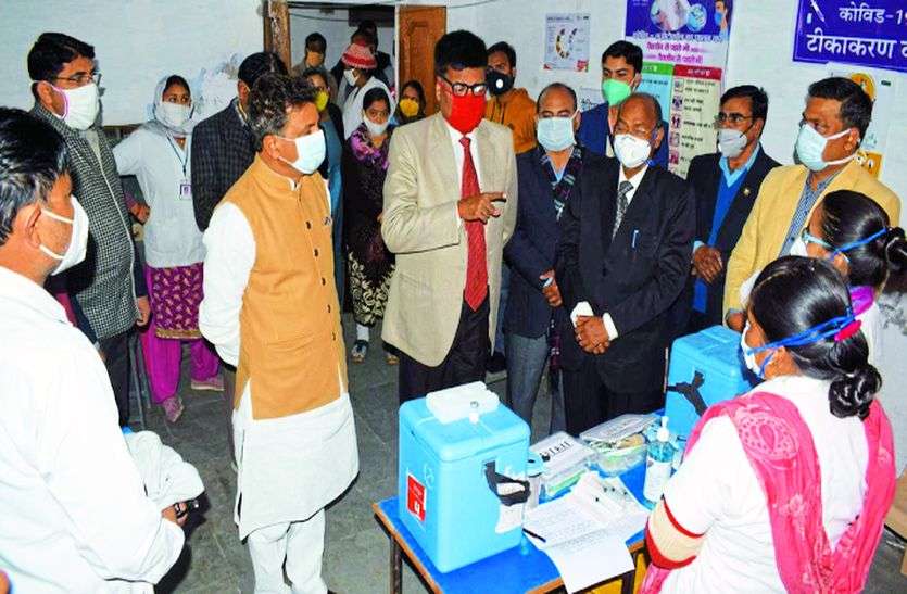 तीन स्थानों पर हुआ कोविड वैक्सीन का मॉक ड्रिल तीन स्थानों पर हुआ कोविड वैक्सीन का मॉक ड्रिल