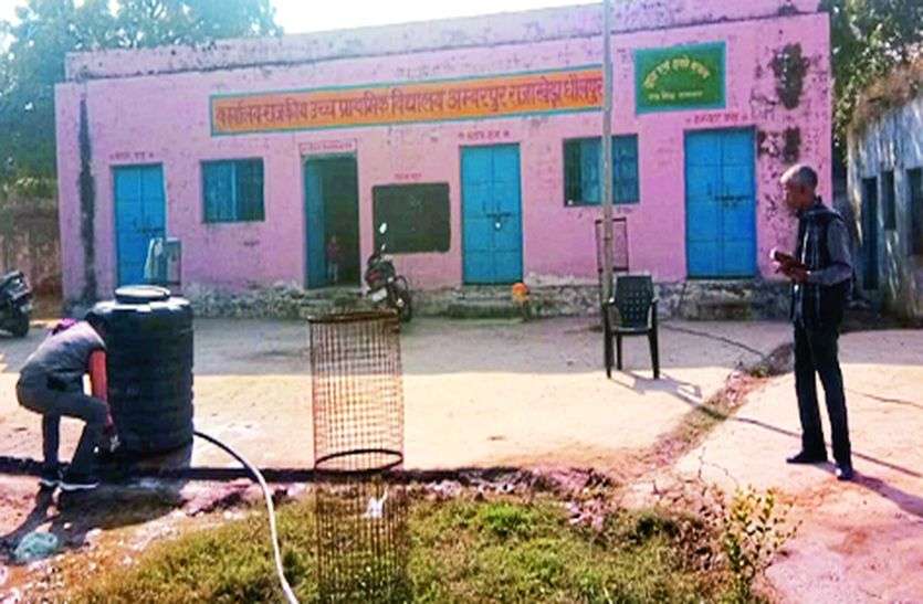 इकलौता विद्यालय एक शिक्षक के भरोसे इकलौता विद्यालय एक शिक्षक के भरोसे