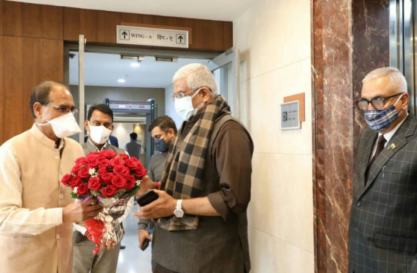 केन्द्रीय मंत्री गजेन्द्र सिंह शेखावत पहुंचे भोपाल, एमपी-यूपी में पानी बंटवारे को लेकर करेंगे बैठक केन्द्रीय मंत्री गजेन्द्र सिंह शेखावत पहुंचे भोपाल, एमपी-यूपी में पानी बंटवारे को लेकर करेंगे बैठक