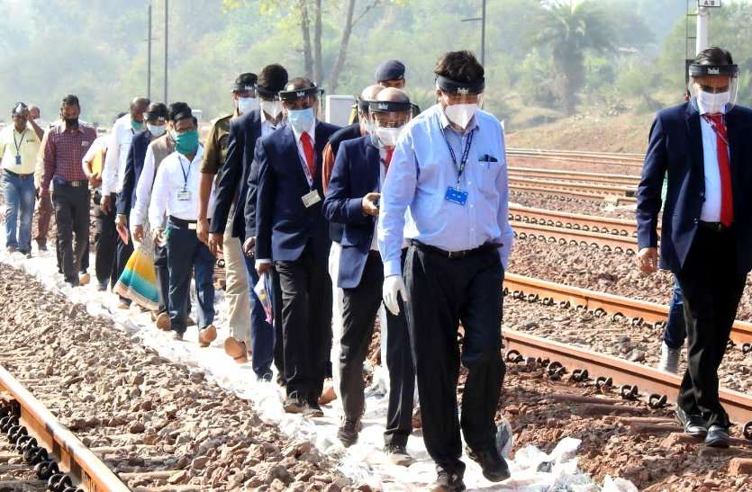 दक्षिण पूर्व मध्य रेलवे GM ने किया दुर्ग जंक्शन का निरीक्षण, लोगों ने पूछा साहब लोकल ट्रेन कब चलेगी तो बोले.... दक्षिण पूर्व मध्य रेलवे GM ने किया दुर्ग जंक्शन का निरीक्षण, लोगों ने पूछा साहब लोकल ट्रेन कब चलेगी तो बोले....
