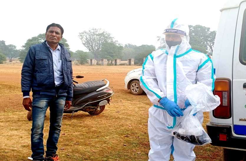 बर्ड फ्लू: छत्तीसगढ़ में लगातार तीन दिनों से जारी पक्षियों की मौत, बालोद जिले में फिर 12 कौवों की मौत से हड़कंप बर्ड फ्लू: छत्तीसगढ़ में लगातार तीन दिनों से जारी पक्षियों की मौत, बालोद जिले में फिर 12 कौवों की मौत से हड़कंप