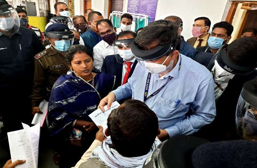 दक्षिण पूर्व मध्य रेलवे GM ने किया दुर्ग जंक्शन का निरीक्षण, लोगों ने पूछा साहब लोकल ट्रेन कब चलेगी तो बोले....