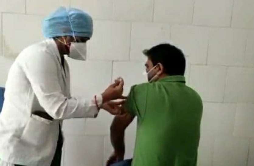 105 स्वास्थ्य कर्मियों को लगी डमी कोरोना वैक्सीन, जानें वजह 105 स्वास्थ्य कर्मियों को लगी डमी कोरोना वैक्सीन, जानें वजह